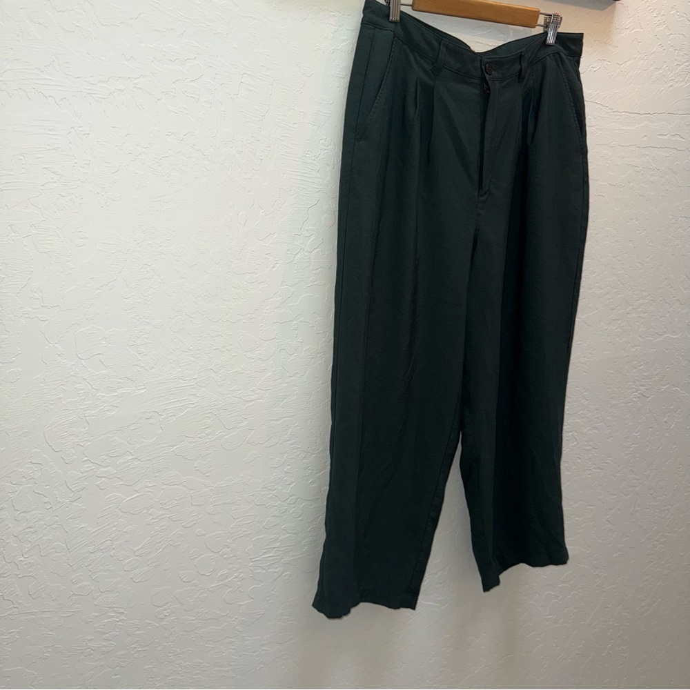 Madewell High-Rise Pleated Cropped Wide-Leg Pants in Forest Green - Picture 5 of 14